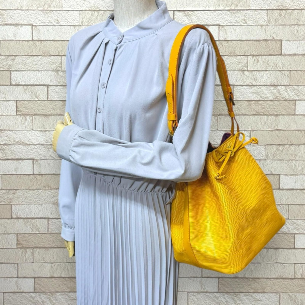 Louis Vuitton Petit Noe Epi Shoulder Bag Yellow — view 2