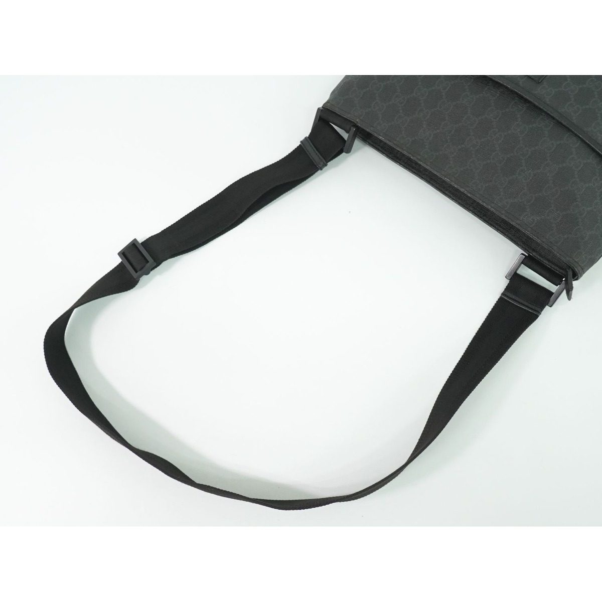 Gucci GG Supreme Shoulder Bag Pochette Black — view 4