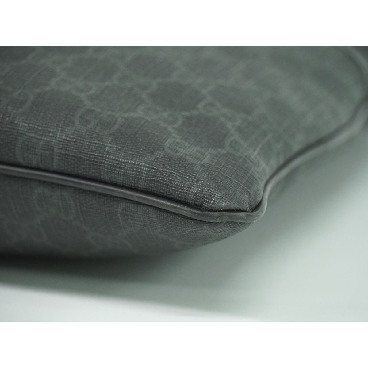 Gucci GG Supreme Shoulder Bag Pochette Black — view 7