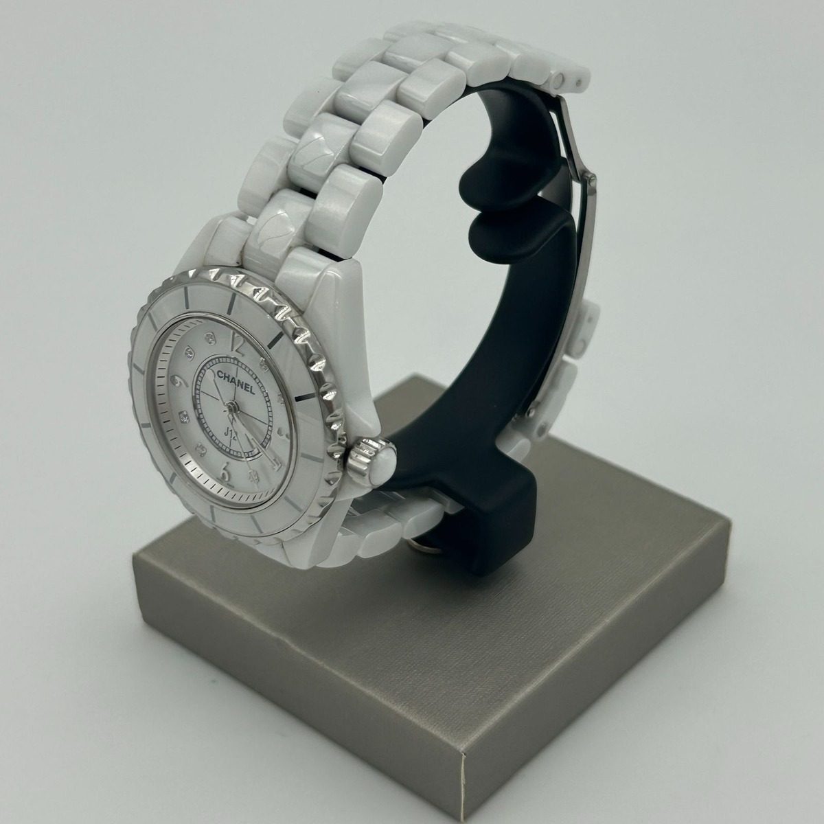 Chanel 33 mm White Watch — view 3