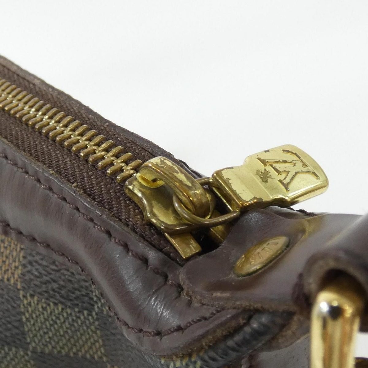 Louis Vuitton Damier Ilovo MM Shoulder Bag — view 4