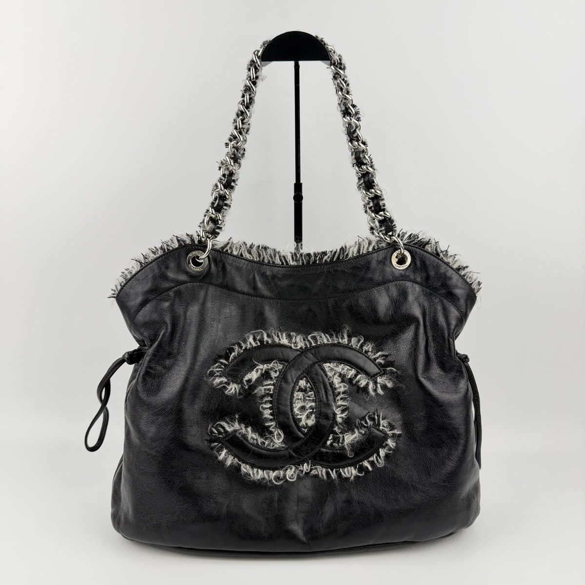 Chanel CC Logo Chain Shoulder Bag Black Leather Vintage — view 3