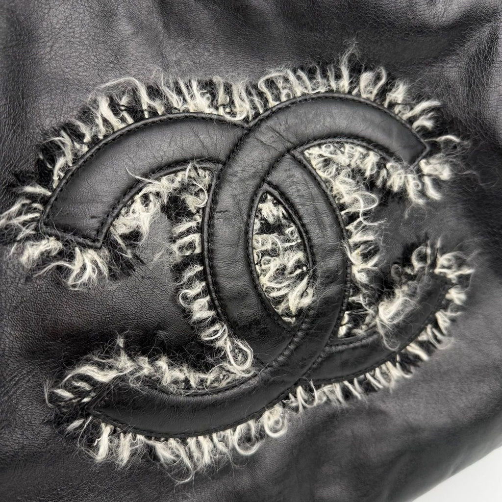 Chanel CC Logo Chain Shoulder Bag Black Leather Vintage — view 4
