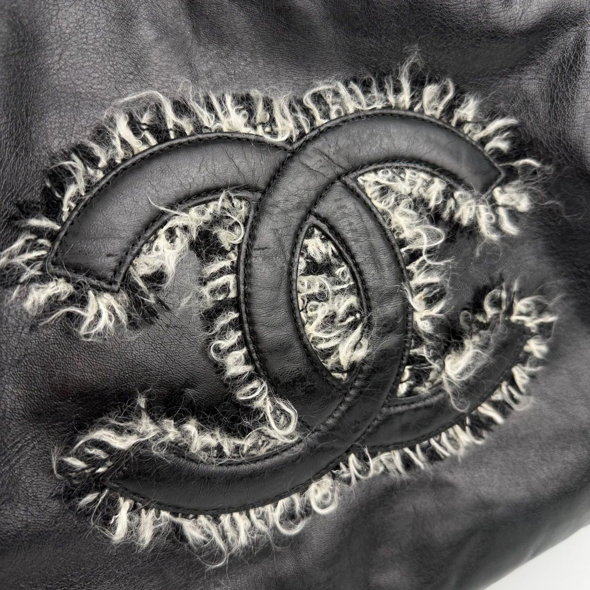Chanel CC Logo Chain Shoulder Bag Black Leather Vintage — view 4