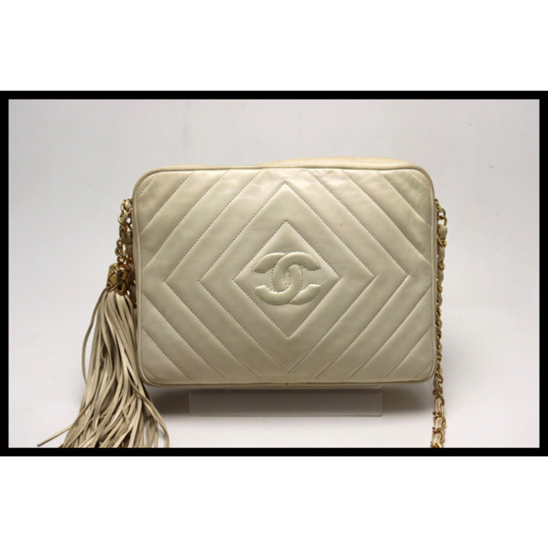 Chanel Diamond Stitch GD Metal Fittings Shoulder Bag — view 2