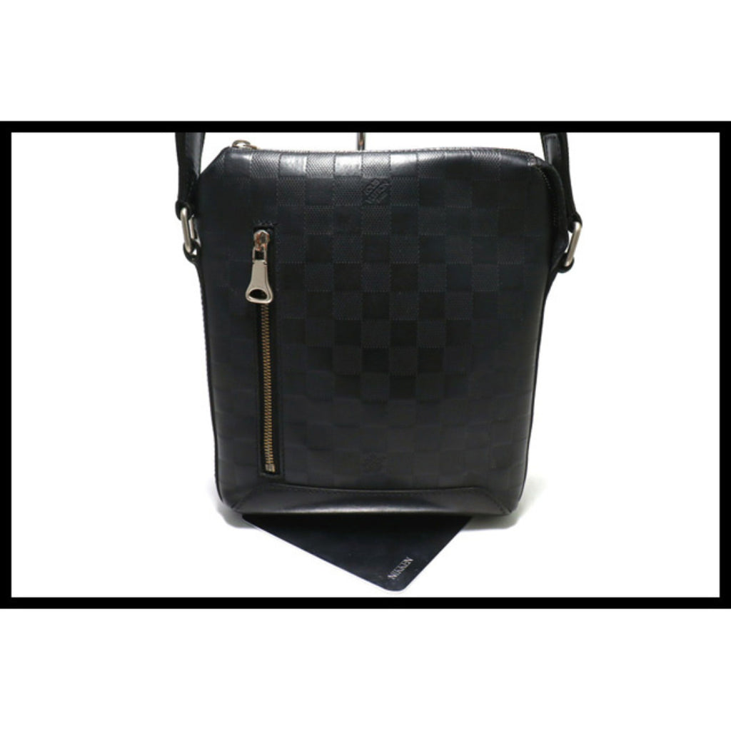 Louis Vuitton Discovery Messenger BB — view 2