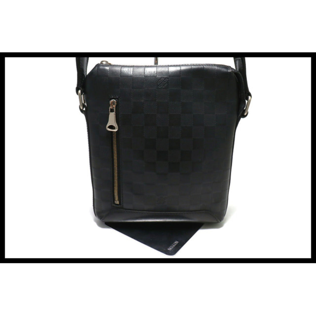 Louis Vuitton Discovery Messenger BB — view 2
