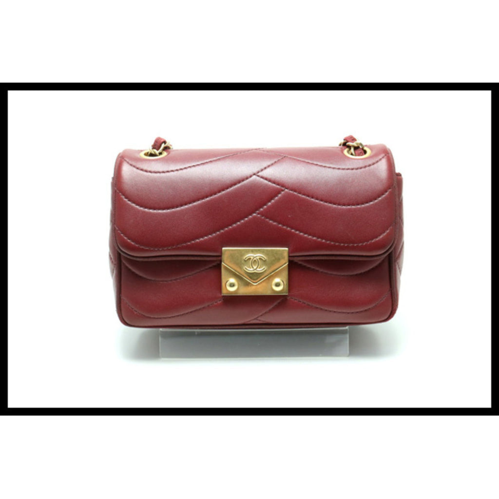 Chanel Wave Stitch Push Lock GD Metal Fittings — view 2