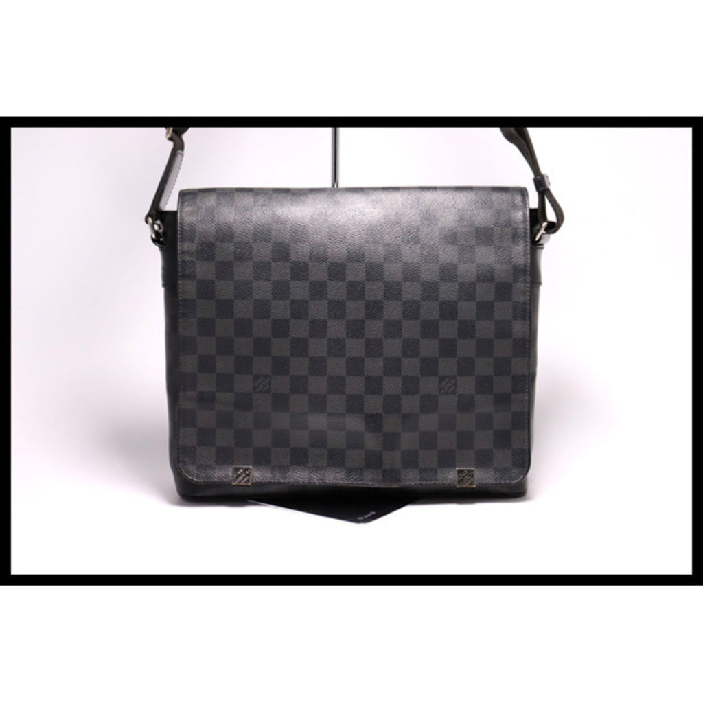 Louis Vuitton District MM NM Shoulder Bag — view 2