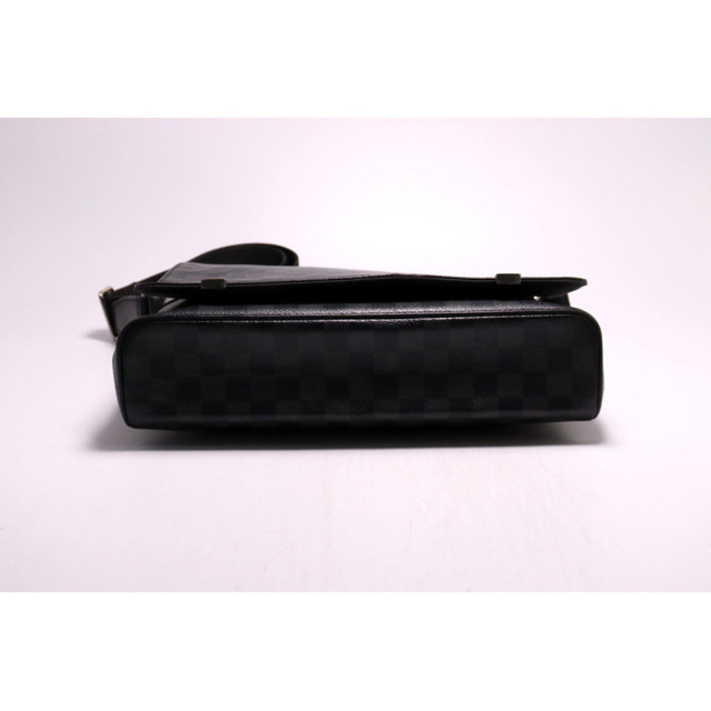 Louis Vuitton District MM NM Shoulder Bag — view 4