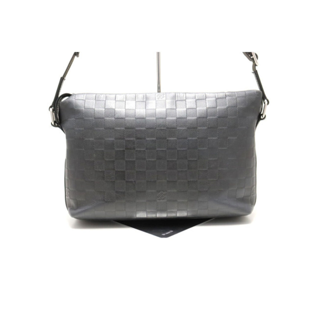 Louis Vuitton Discovery Messenger PM — view 3