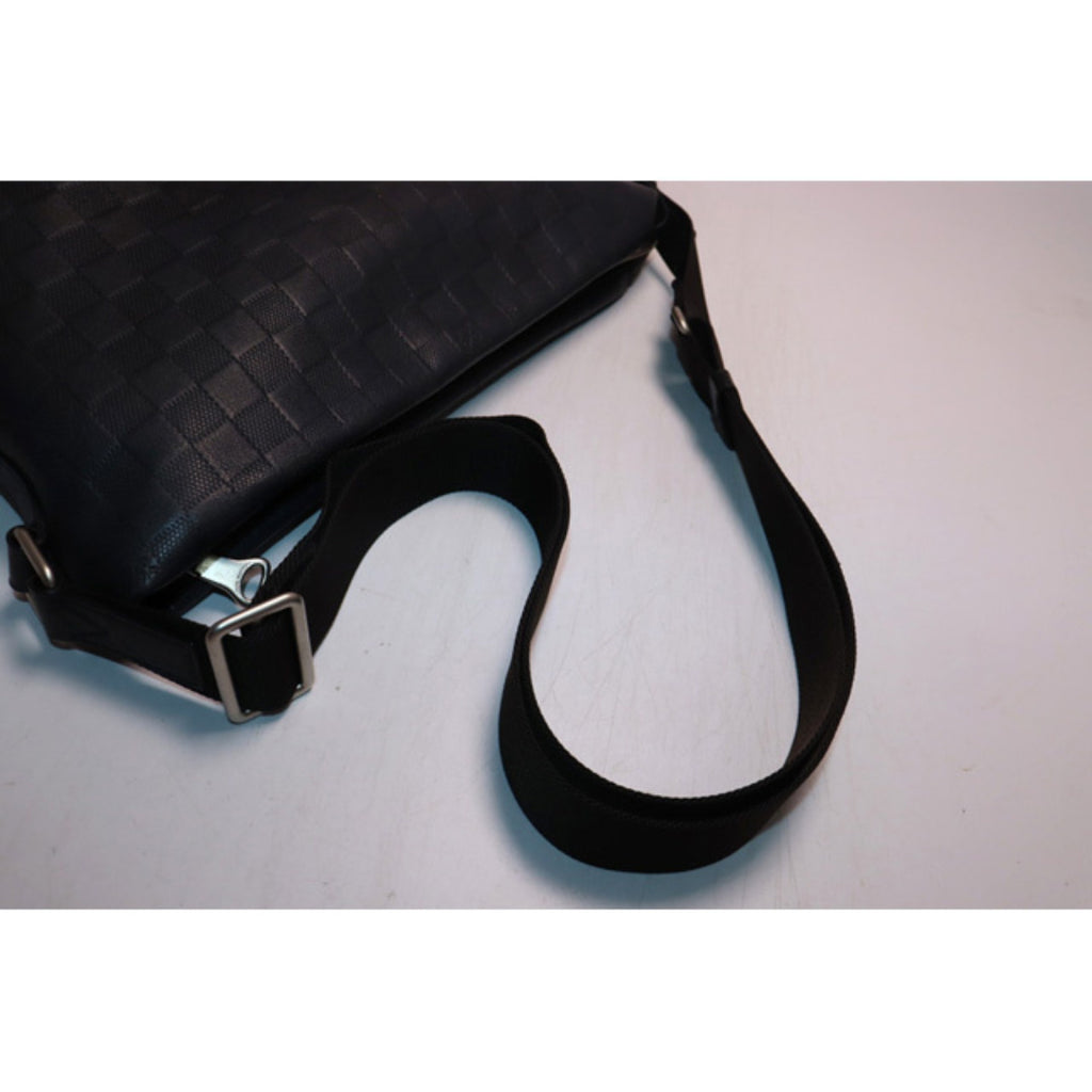 Louis Vuitton Discovery Messenger PM — view 7