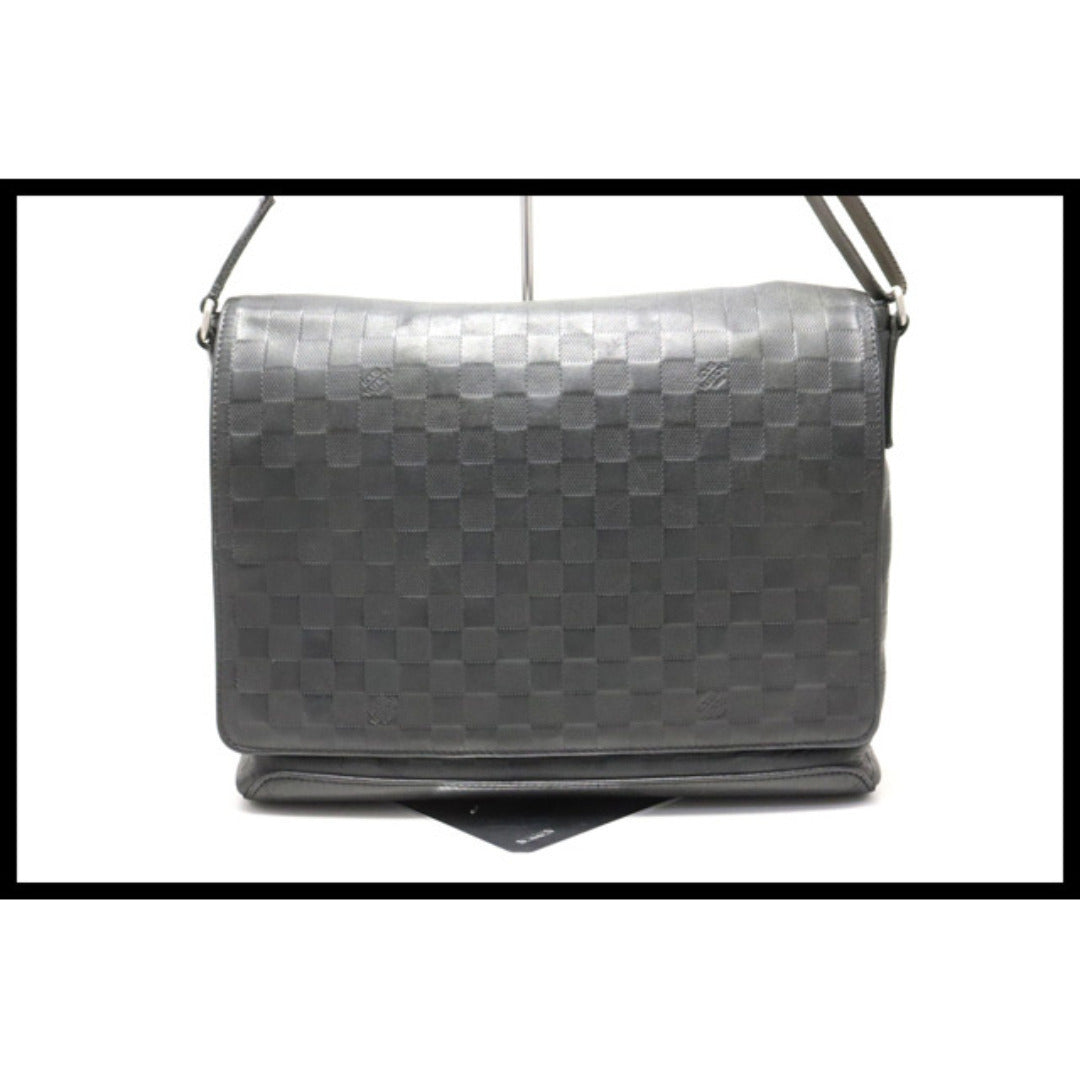 Louis Vuitton District MM Shoulder Bag — view 2