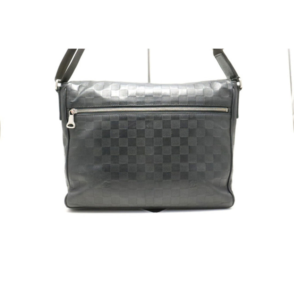 Louis Vuitton District MM Shoulder Bag — view 3