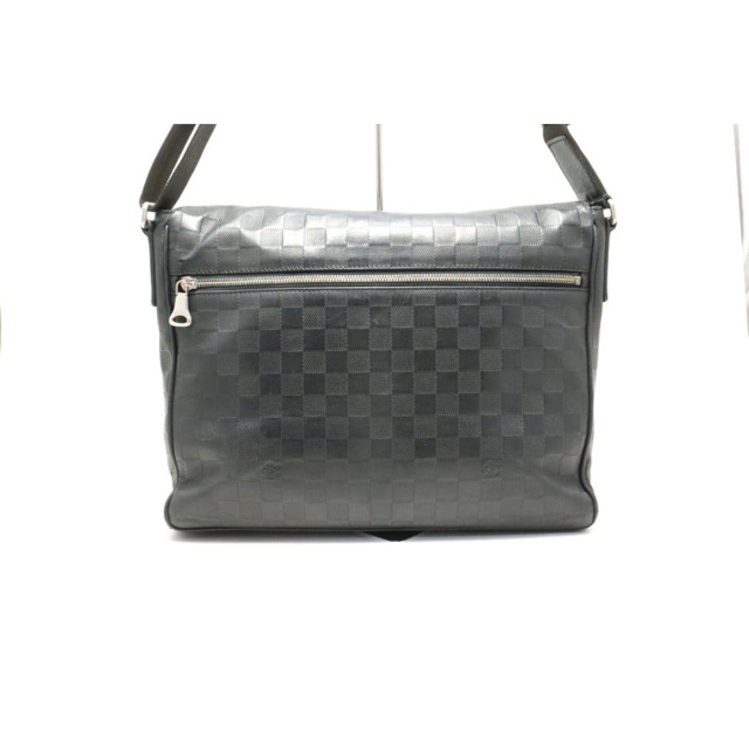 Louis Vuitton District MM Shoulder Bag — view 3