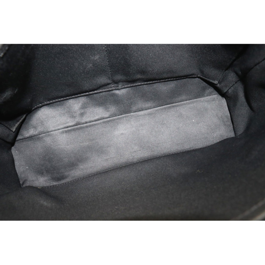 Louis Vuitton District MM Shoulder Bag — view 8