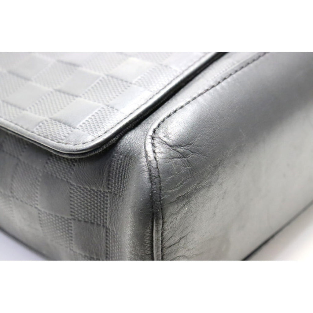 Louis Vuitton District MM Shoulder Bag — view 9