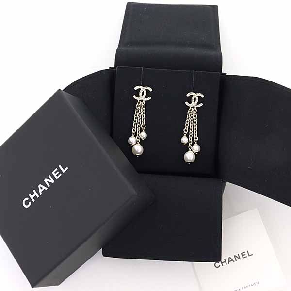 Chanel Pearl Chain Coco Mark Earrings Metal Rai White Gold B25 a S Rank — view 3