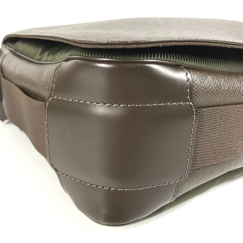 Louis Vuitton Shoulder Bag Victor Taiga Leather Grizzly Brown — view 6