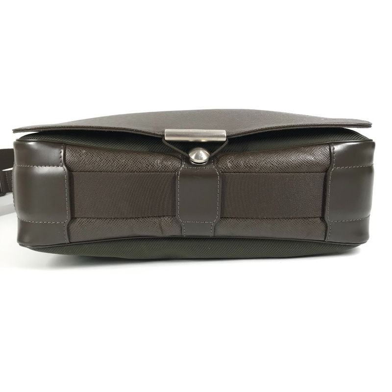Louis Vuitton Shoulder Bag Victor Taiga Leather Grizzly Brown — view 5