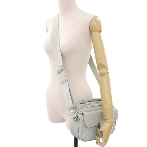 Louis Vuitton Taurillon S-Lock Messenger — view 9