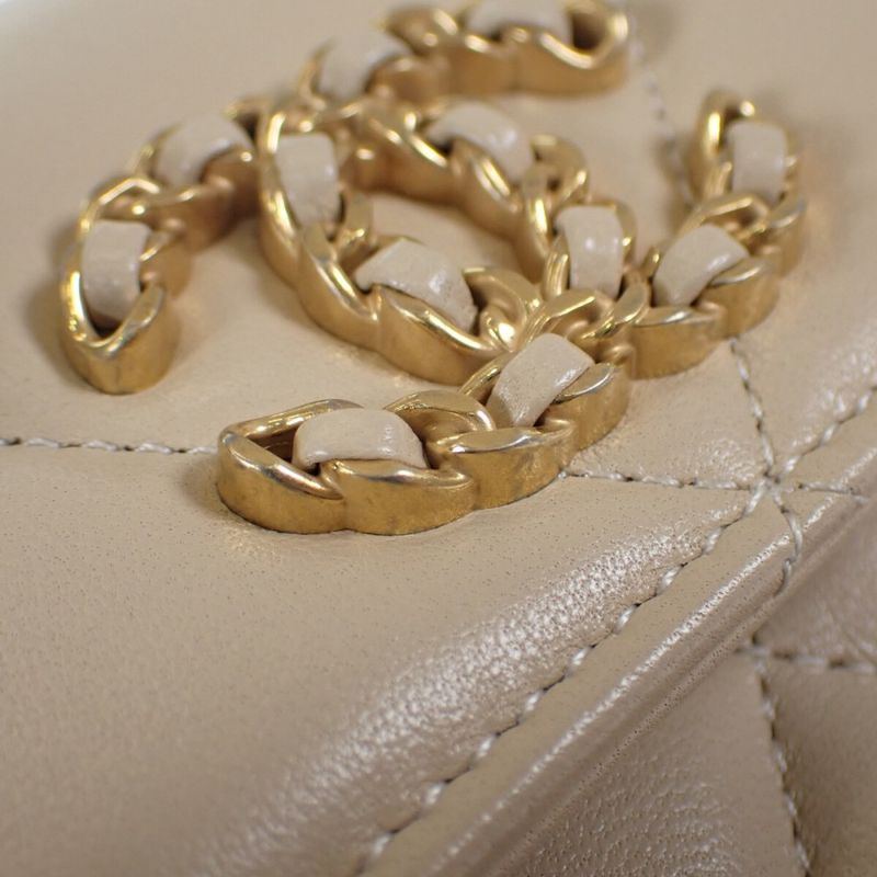 Chanel 19 Flap Wallet Ap2700 n5025 Bifold Lambskin Beige — view 8