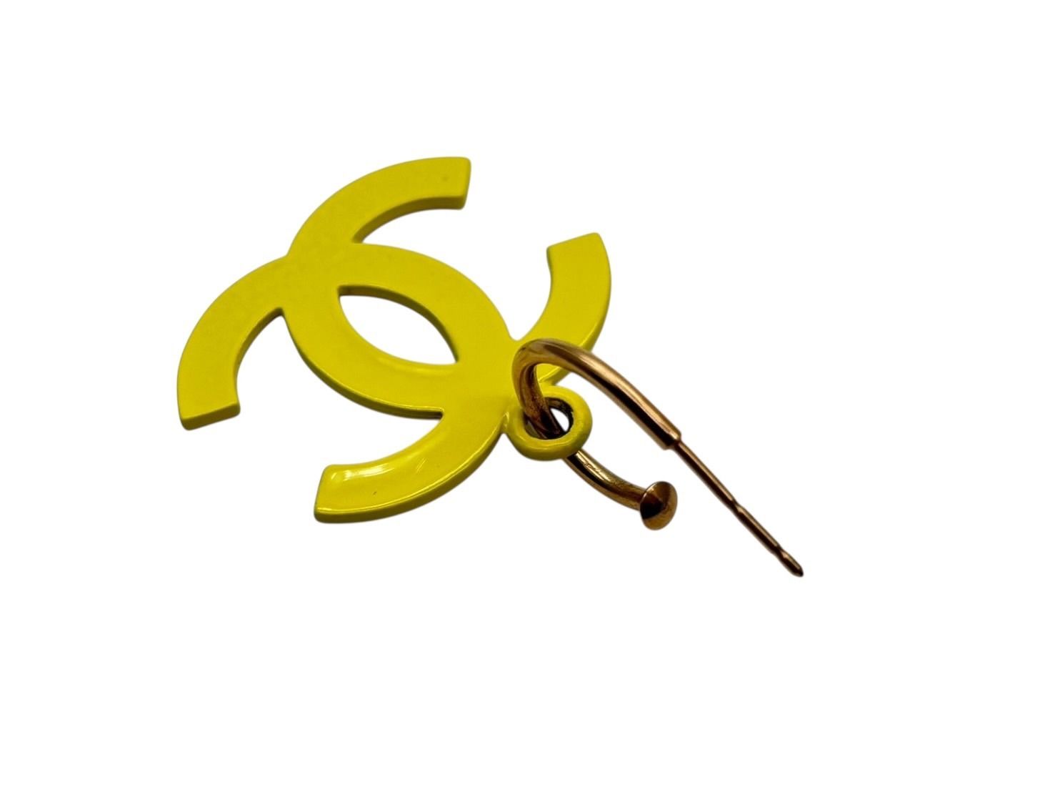 Chanel CC Logo Swing Earrings 03 Yellow Gold — view 6