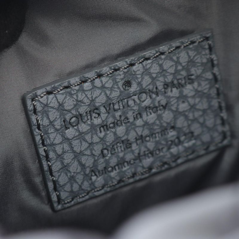 Louis Vuitton Shoulder Bag Chalk Pouch Taurillon Climbing Granite Gray — view 4