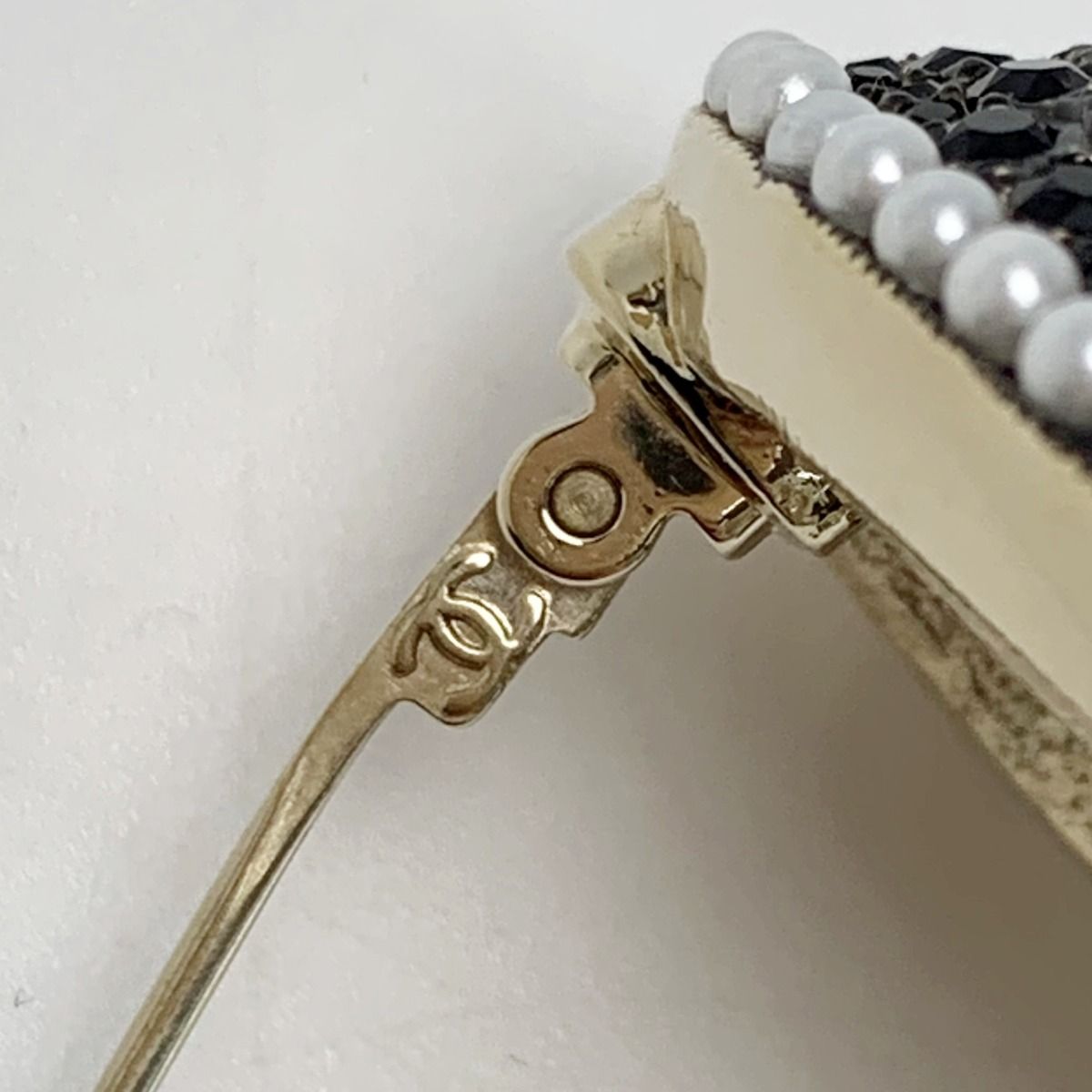 Chanel Heart L22 B GP Rhinestone Faux Pearl Black Brooch — view 8