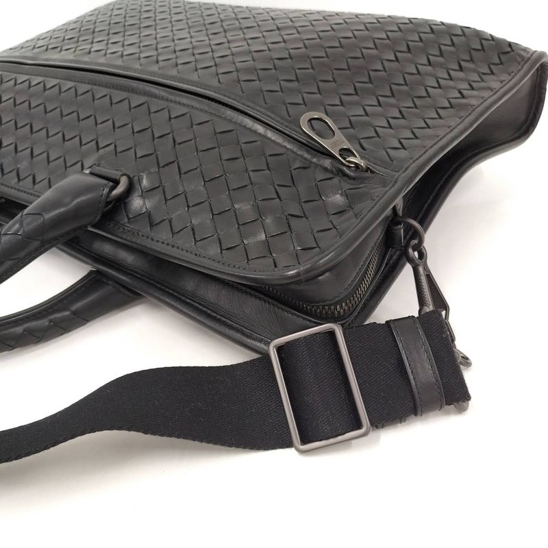 Bottega Veneta 2-Way Shoulder Bag Business Intrecciato Leather Black — view 5