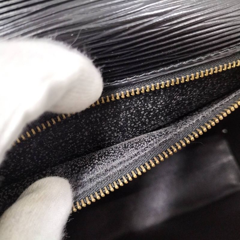 Louis Vuitton Monceau 28 Shoulder Bag Epi Noir Black — view 9