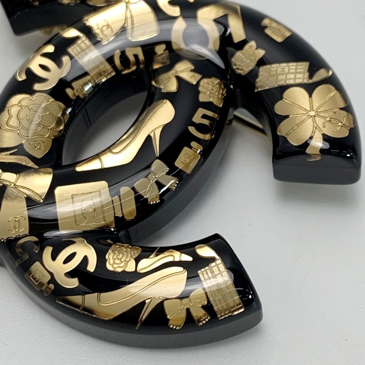 Chanel Brooch Black Gold Resin — view 6