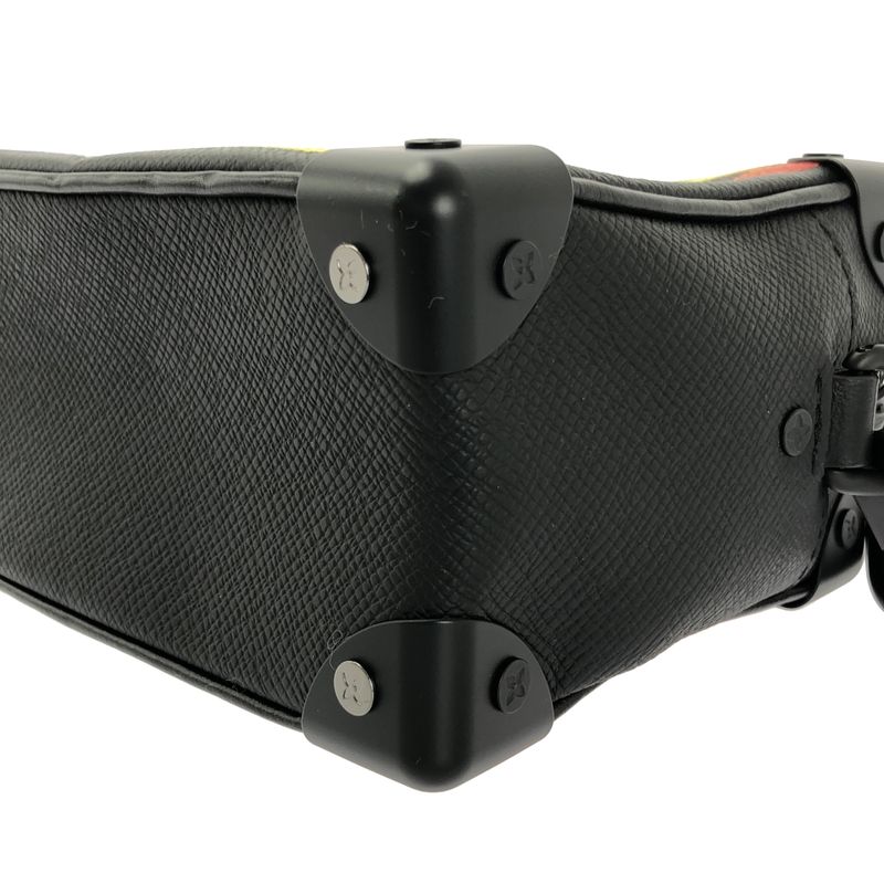 Louis Vuitton Taiga Soft Trunk Leather Chain Shoulder Bag Black — view 9
