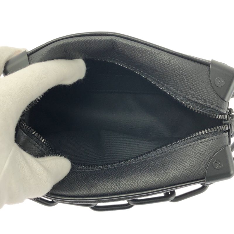 Louis Vuitton Taiga Soft Trunk Leather Chain Shoulder Bag Black — view 5