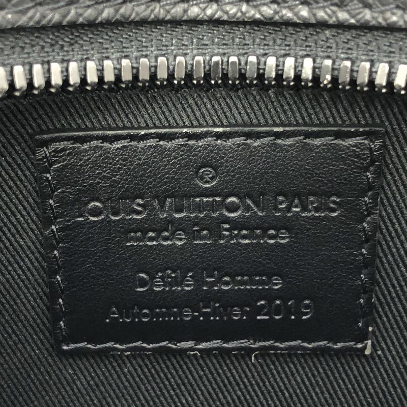 Louis Vuitton Taiga Soft Trunk Leather Chain Shoulder Bag Black — view 6
