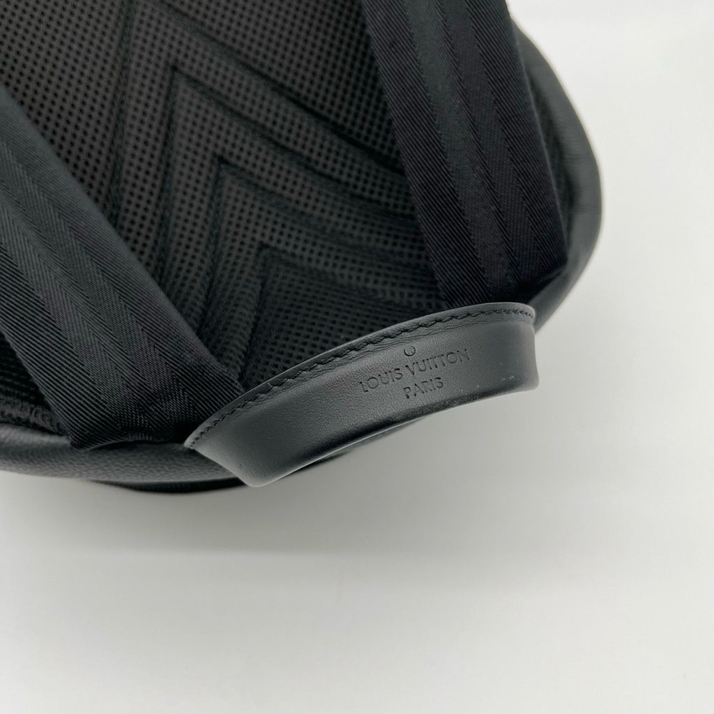 Louis Vuitton LV Aerogram Pilot Sling Bag Leather Noir Black — view 5