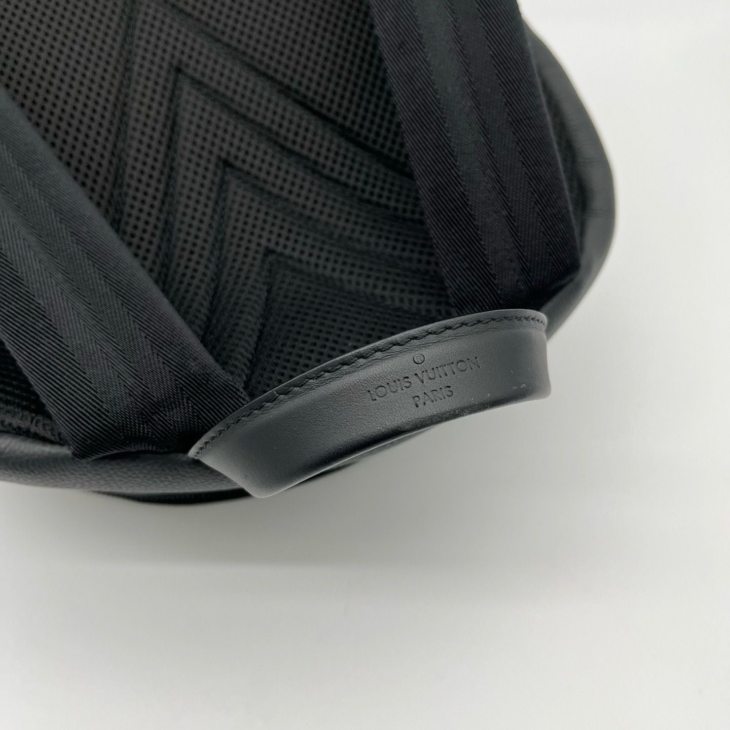 Louis Vuitton LV Aerogram Pilot Sling Bag Leather Noir Black — view 5