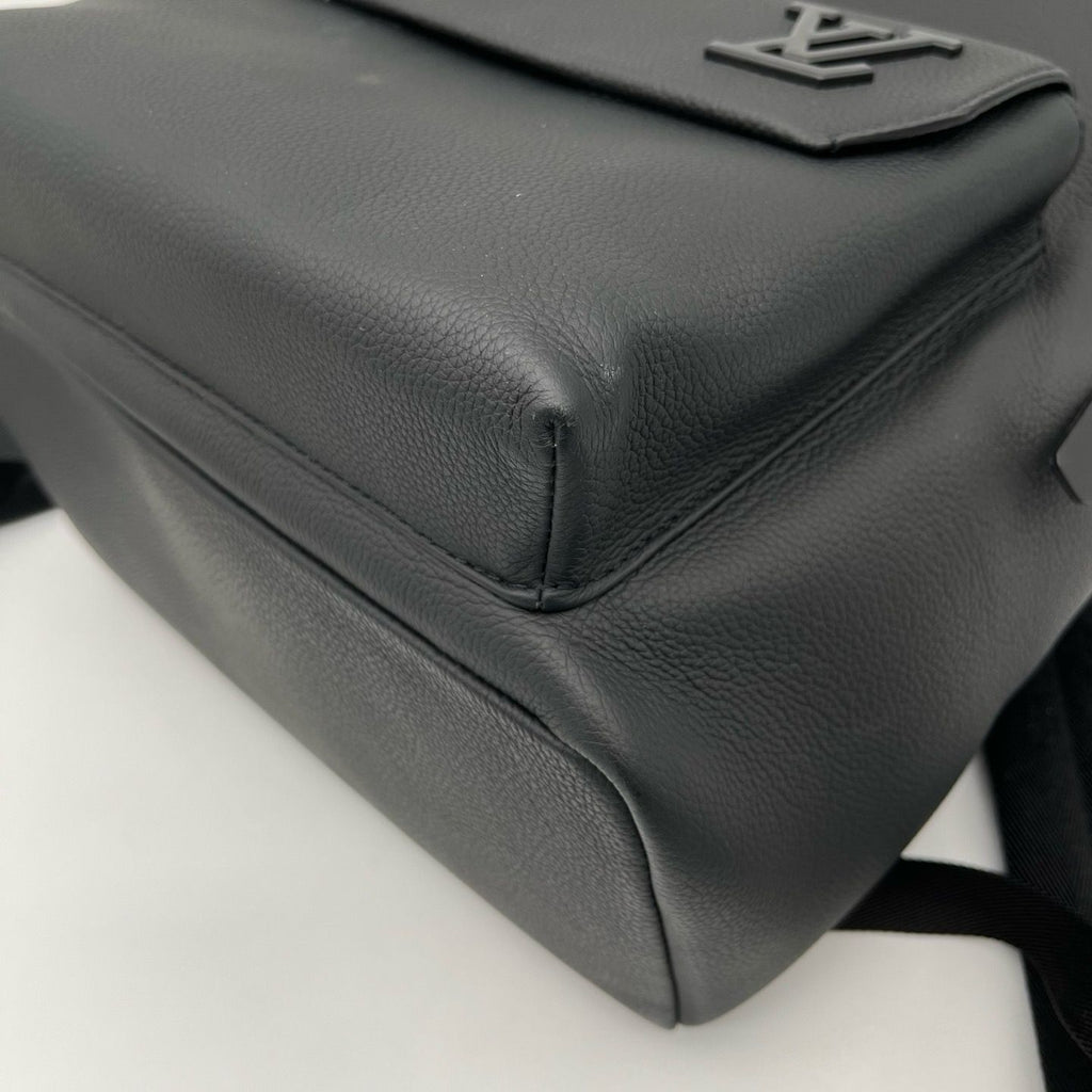 Louis Vuitton LV Aerogram Pilot Sling Bag Leather Noir Black — view 9