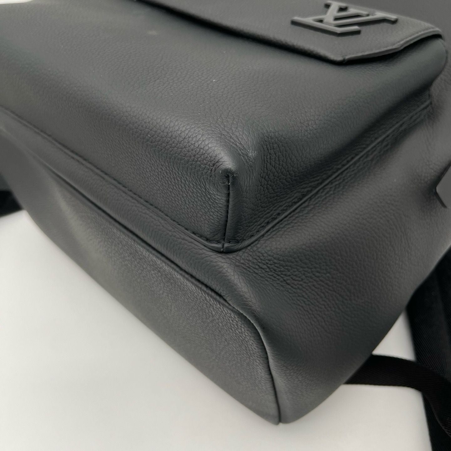 Louis Vuitton LV Aerogram Pilot Sling Bag Leather Noir Black — view 9
