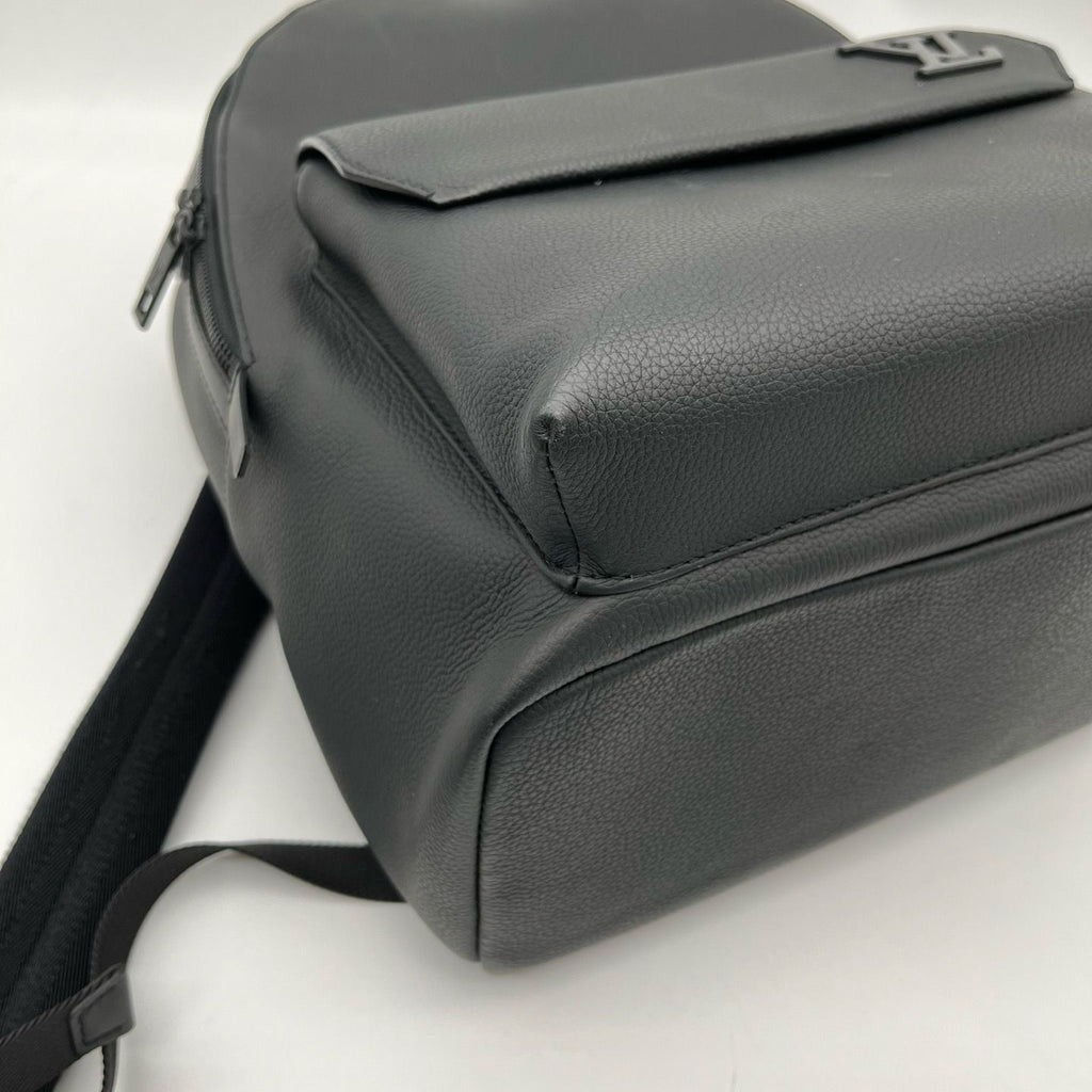 Louis Vuitton LV Aerogram Pilot Sling Bag Leather Noir Black — view 8