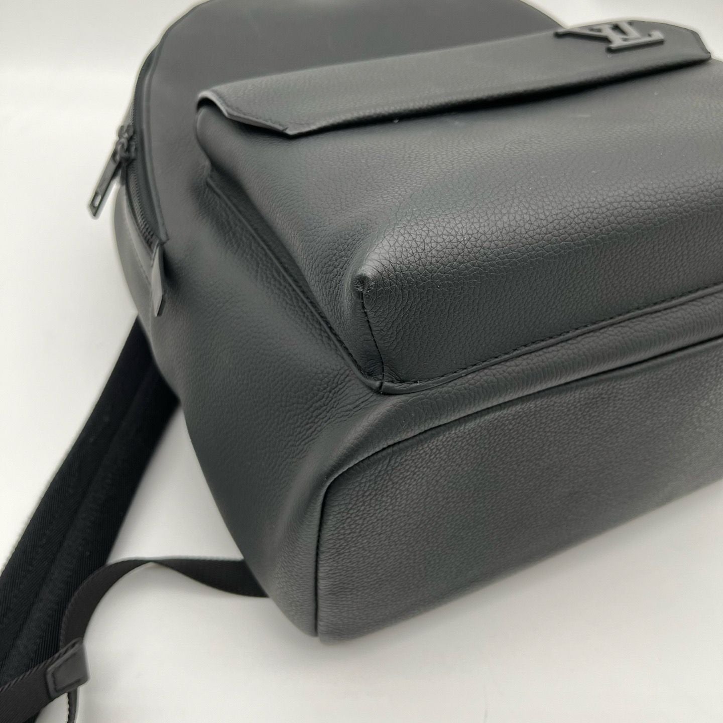 Louis Vuitton LV Aerogram Pilot Sling Bag Leather Noir Black — view 8
