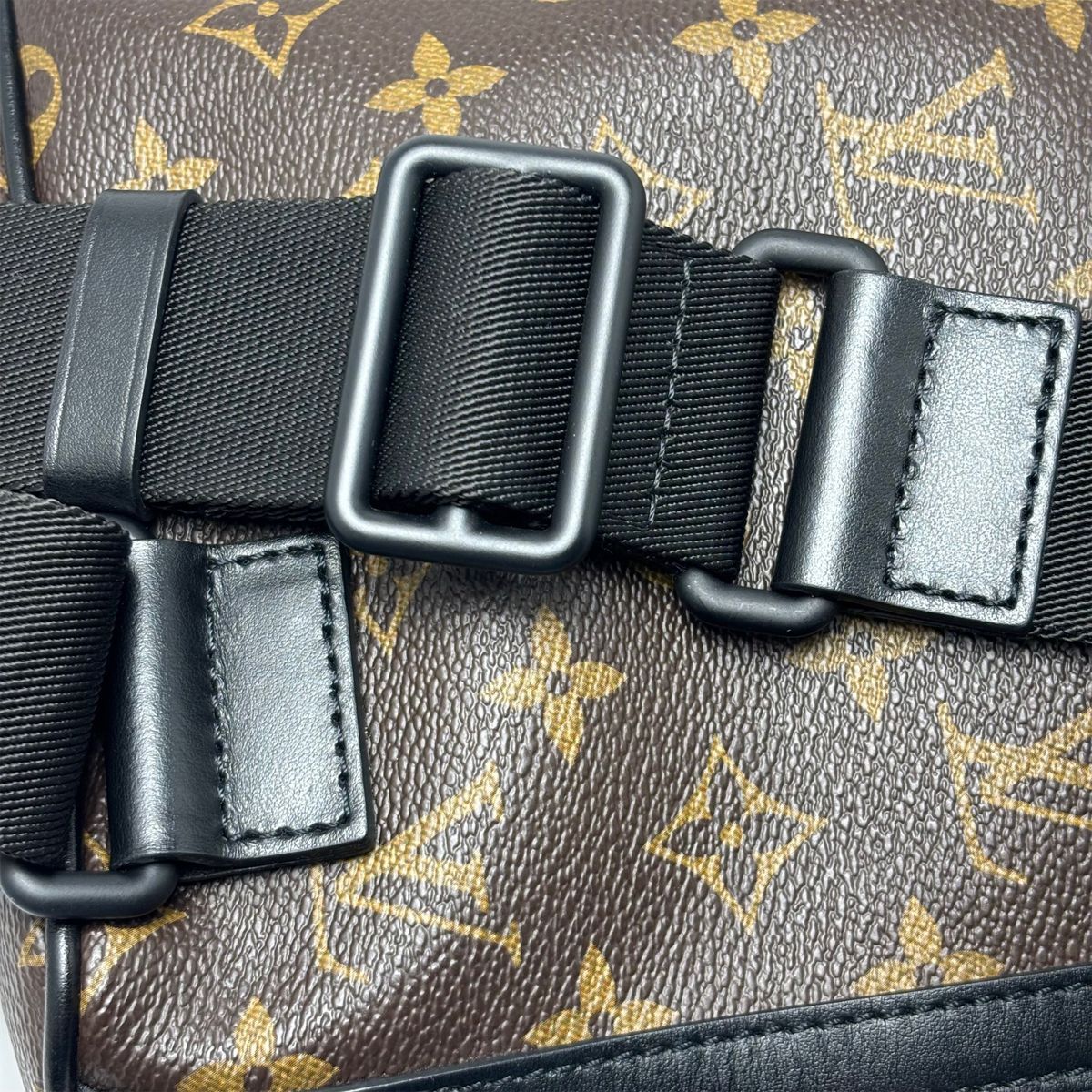 Louis Vuitton Shoulder Bag Monogram Chokes — view 9
