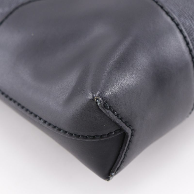 Gucci Messenger Bag GG Supreme Canvas Black Shoulder — view 4