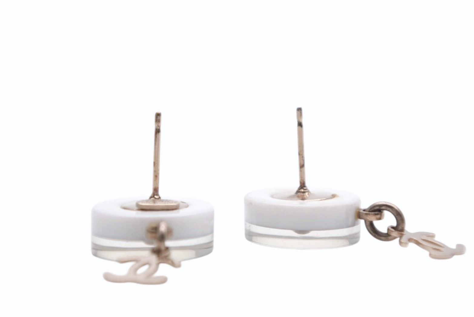 Chanel CC Logo Earrings 05 Pearl Resin Metal — view 3