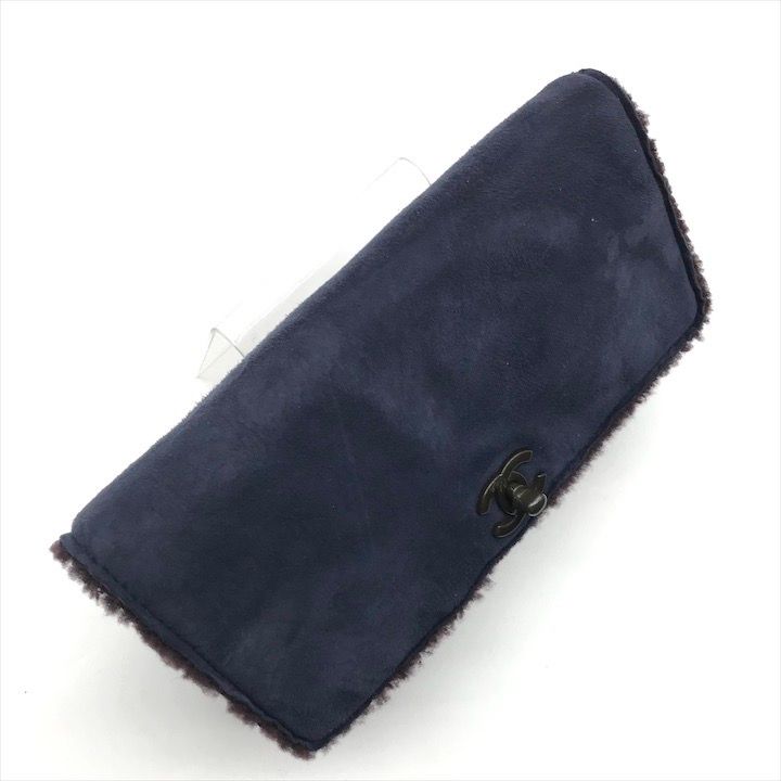 Chanel CC Logo Turnlock Mouton Hand Clutch Navy — view 3