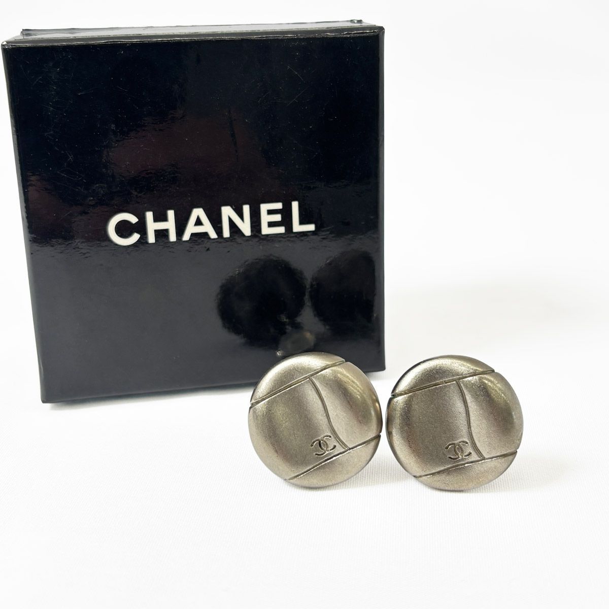 Chanel CC Logo Earrings Metal Silver — view 2