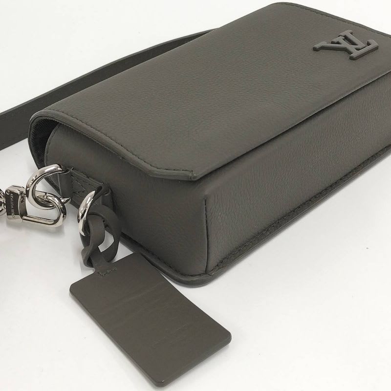 Louis Vuitton Aerogram Fastline Wearable Wallet — view 4