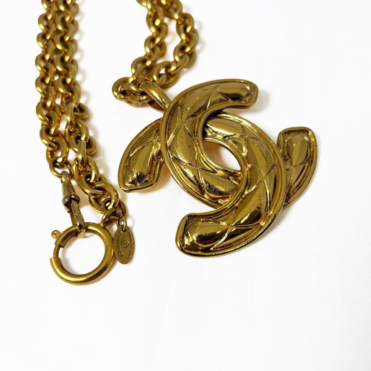 Chanel CC Logo Chain Necklace Gold Quilted — view 7