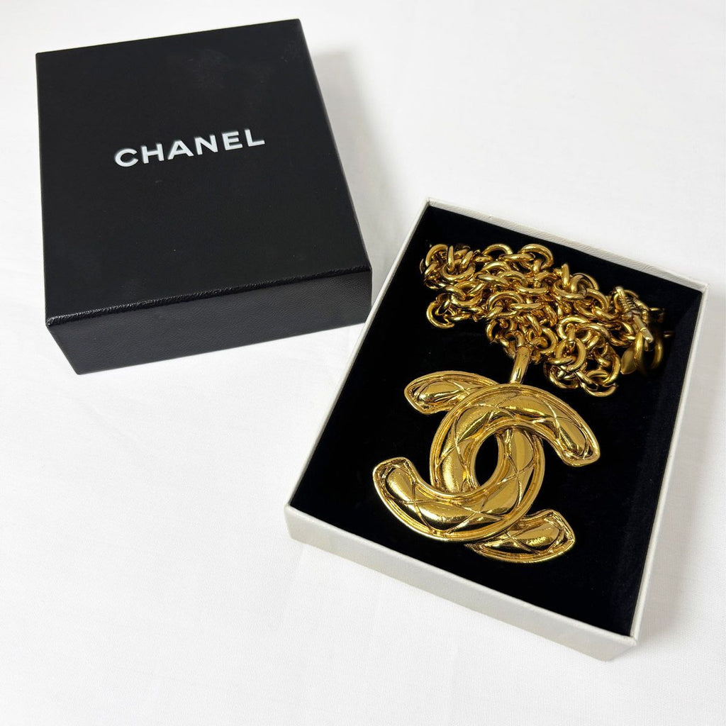 Chanel CC Logo Chain Necklace Gold Quilted — view 3