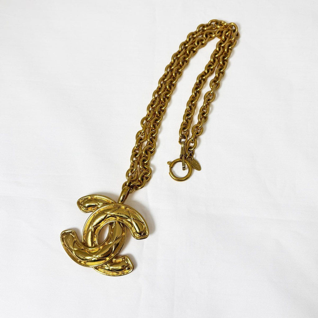 Chanel CC Logo Chain Necklace Gold Quilted — view 4
